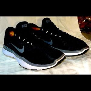 Nike free trainer V7. Size 9.  Excellent condition.